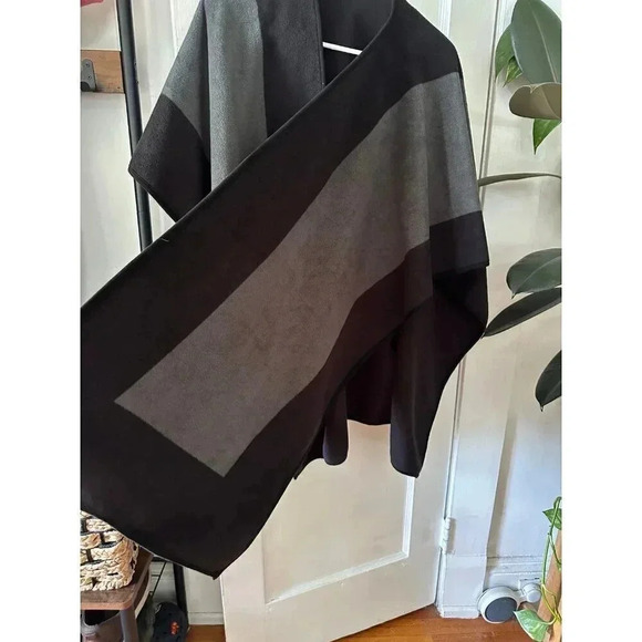 Women’s size x-large black and gray poncho - Picture 4 of 6